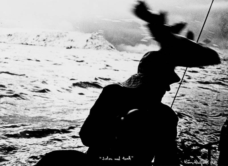 Kåre Kivijärvi er spesielt kjent for sine bilder fra fisket. «Solon med torsk» (1965-1966) er ett av hans ikoniske motiver.