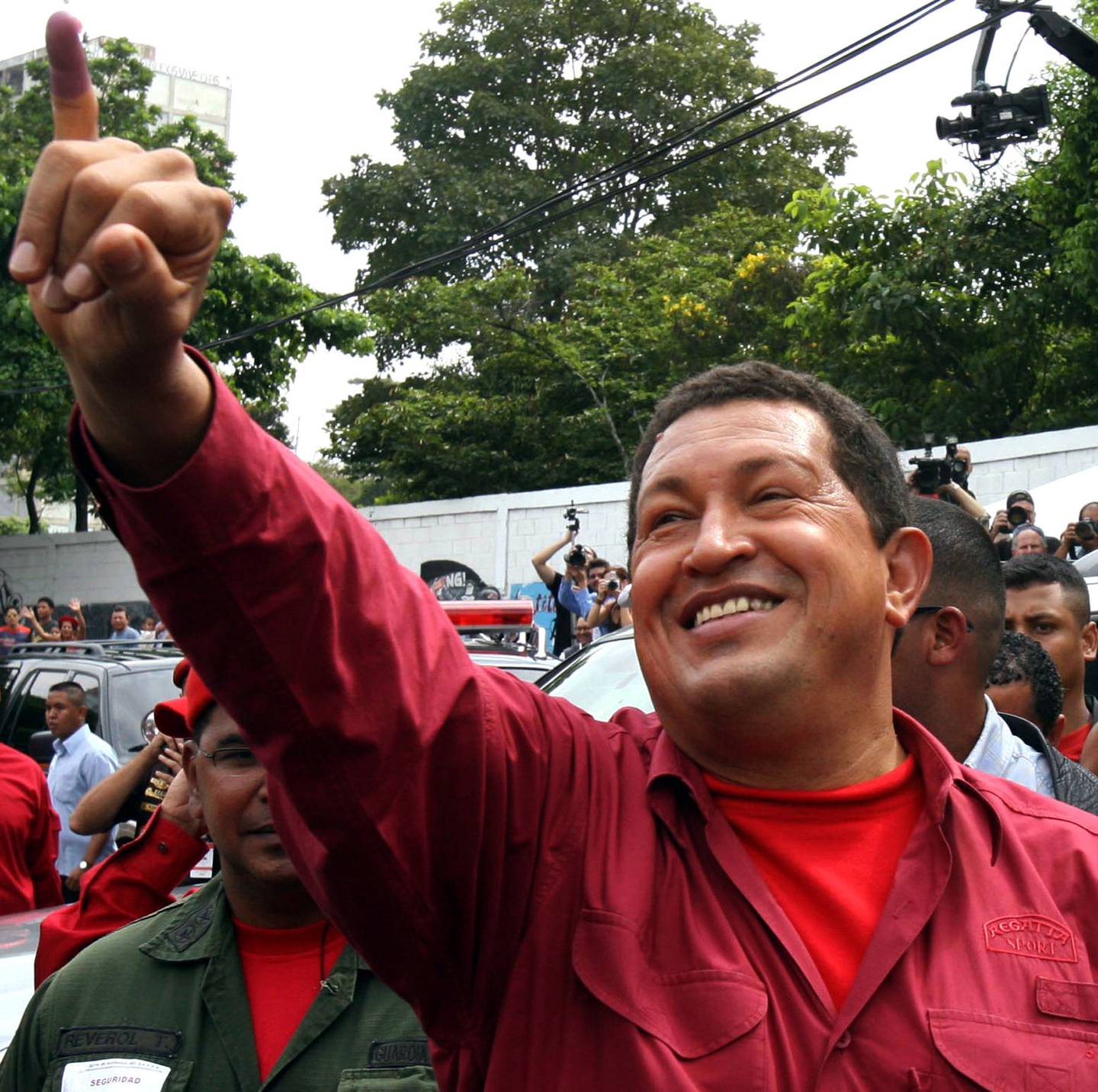 Venezuelas tidligere sosialistpresident Hugo Chávez var lenge veldig populær hos folket og vant valg etter valg. Her viser han fram sin blå lillefinger etter å ha stemt i presidentvalget i 2006 i Caracas. 