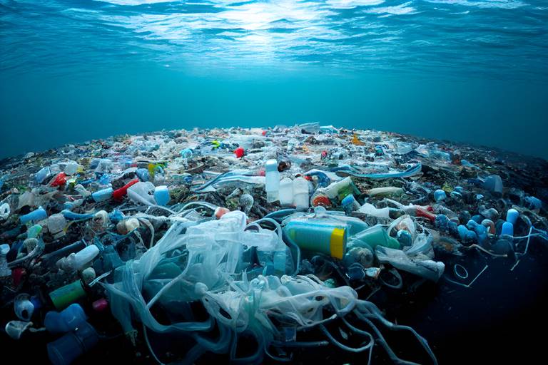 Verdenshavene forsøples av plast, og problemene vil bare øke i årene som kommer. Fra havet går mikro- og nanoplastpartikler inn i næringskjeden.