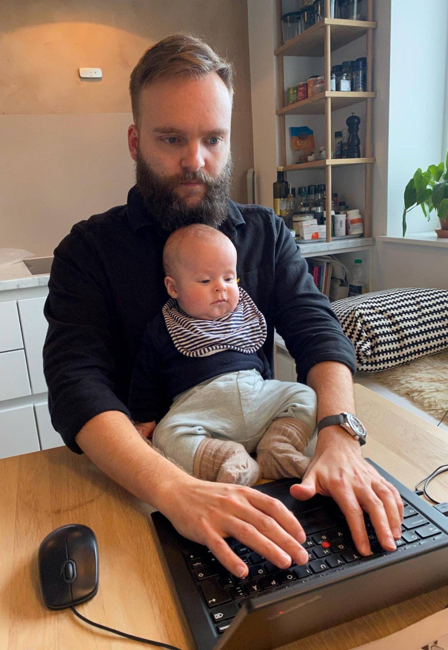 Magnus Forsberg ble pappa til en liten gutt på forsommeren og har skrevet om da han måtte tilbringe tid på nyfødt-intensiven under strenge koronatiltak. Foto: Privat