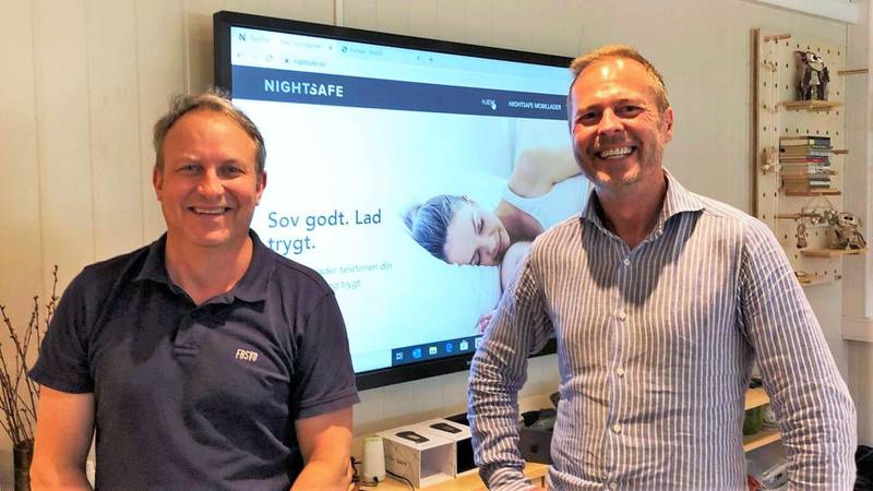 Daglig leder i Fasvo Morteh Huth (t.v) og eier og designer i Snø Designgroup Vidar Pedersen har utviklet NightSafe, en mobillader med innebygget brannalarm.