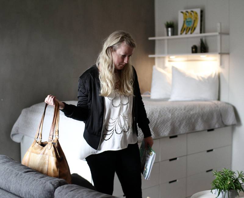 på visning: Hilde Mari Vik (30) står i rommet som er kombinert stue, soverom    og kjøkken. Leiligheten er allikevel perfekt, mener hun, bortsett fra at den er langt over budsjettet.