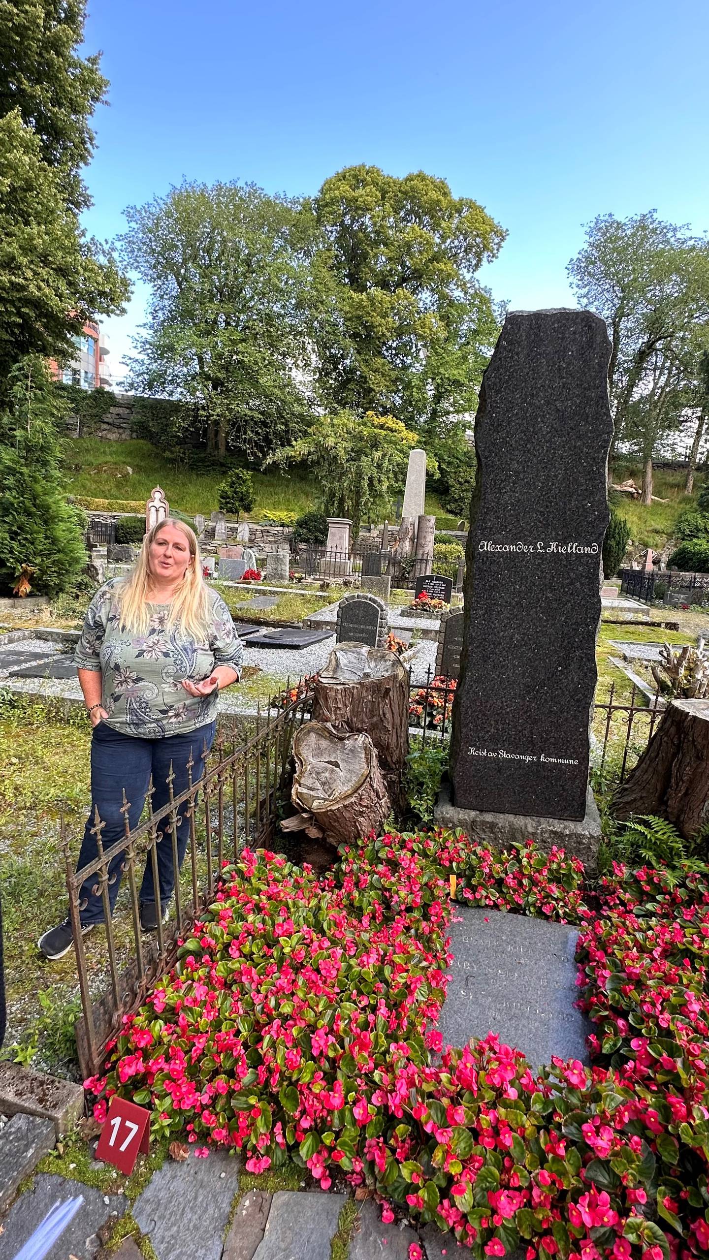 Det står ingen dato om når Kielland ble født eller når han døde på steinen. Det er heller ingen informasjonstavle ved graven om hvem Alexander Kielland var og hva ha betyde for byen.