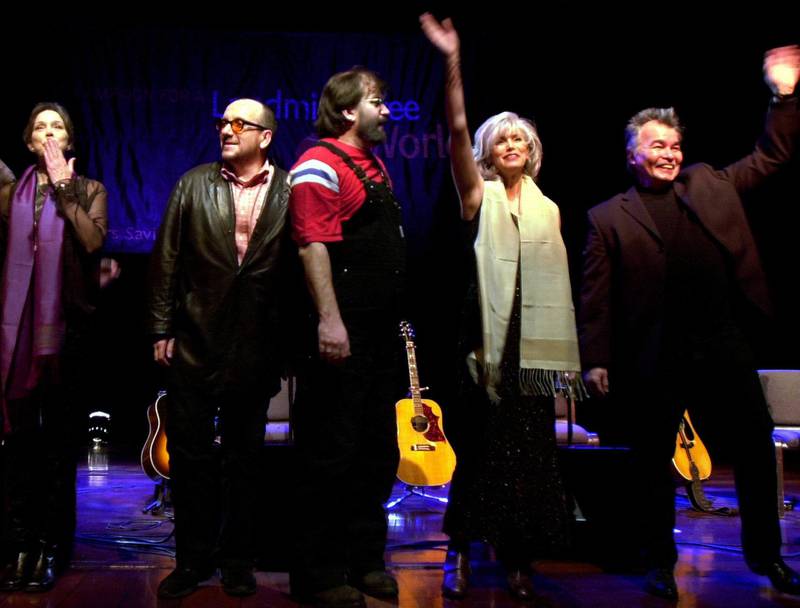 Konserten mot landminer i Oslo Konserthus i 2002. John Prine (t.h.) med Nanci Griffith, Elvis Costello, Steve Earle og Emmylou Harris.
