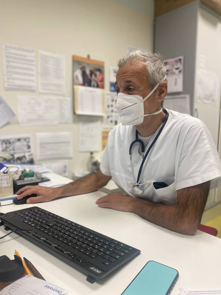 Roberto Cosentini sitter foran dataen på kontoret sitt i Bergamo.