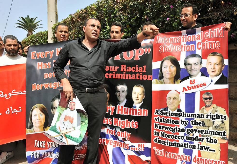 Khalid Skah protesterte i 2010 utenfor den norske ambassaden i Rabat i Marokko etter at norske spesialsoldater i 2009 hentet de to barna han har med ekskona, ut av landet. Foto: Lukasz Cinal / EPA / NTB