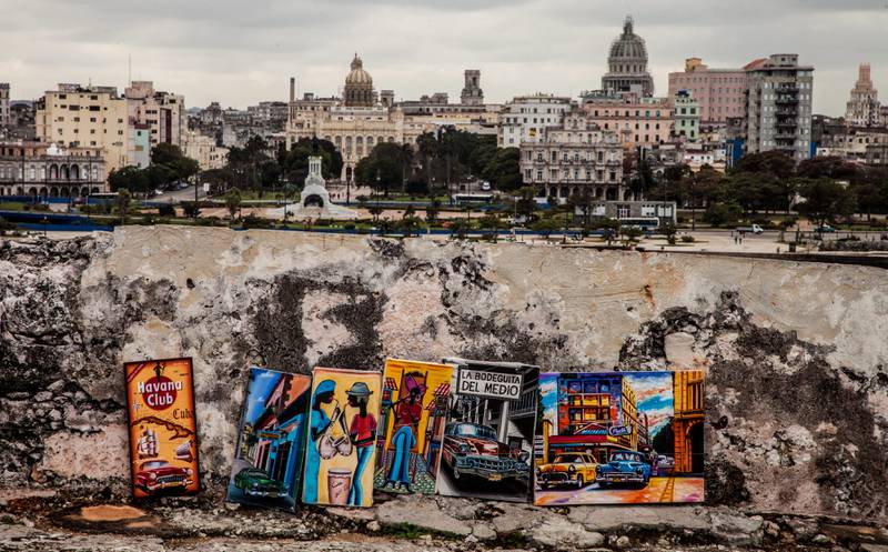 GATESALG: Kunst til salgs ved et av fortene spanjolene anla for å beskytte Havannas havn.