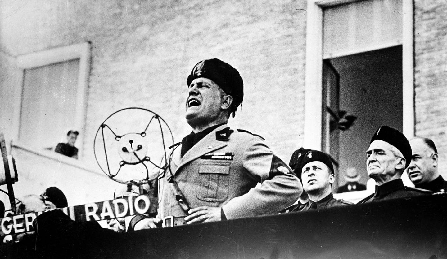 Benito Mussolini satte kroppen i sentrum av den politiske retorikken, mener forfatter Antonio Scurati. Bildet er fra en tale Mussolini holdt i 1934.