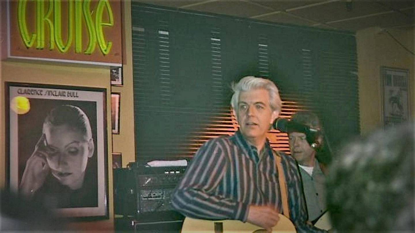 Nick Lowe på Cruise Cafe på 90-tallet, da «(What’s So Funny ’Bout) Peace, Love And Understanding» omsider hadde gjort ham svært rik. Foto: Geir Rakvaag