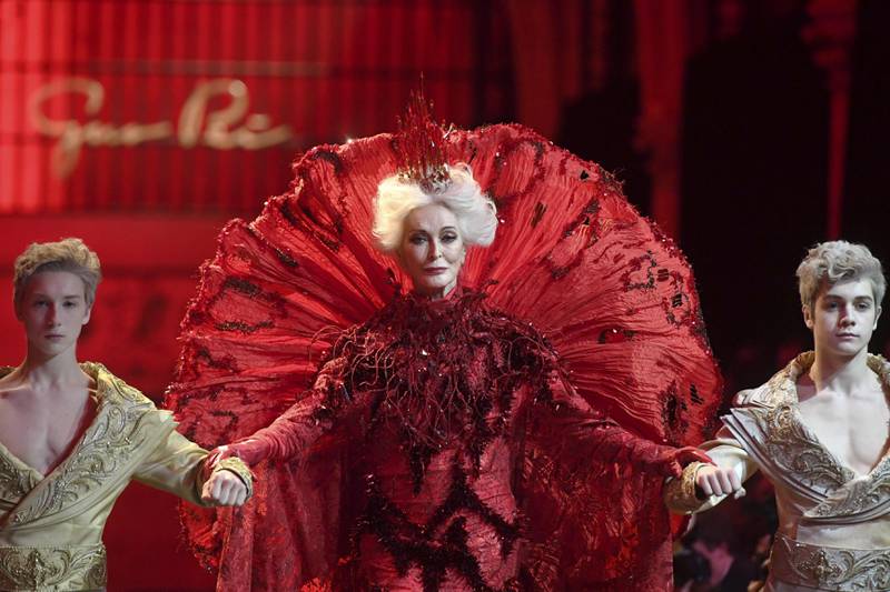 Carmen Dell'Orefice (85) på catwalken for Guo Pei under Paris Fashion Week.