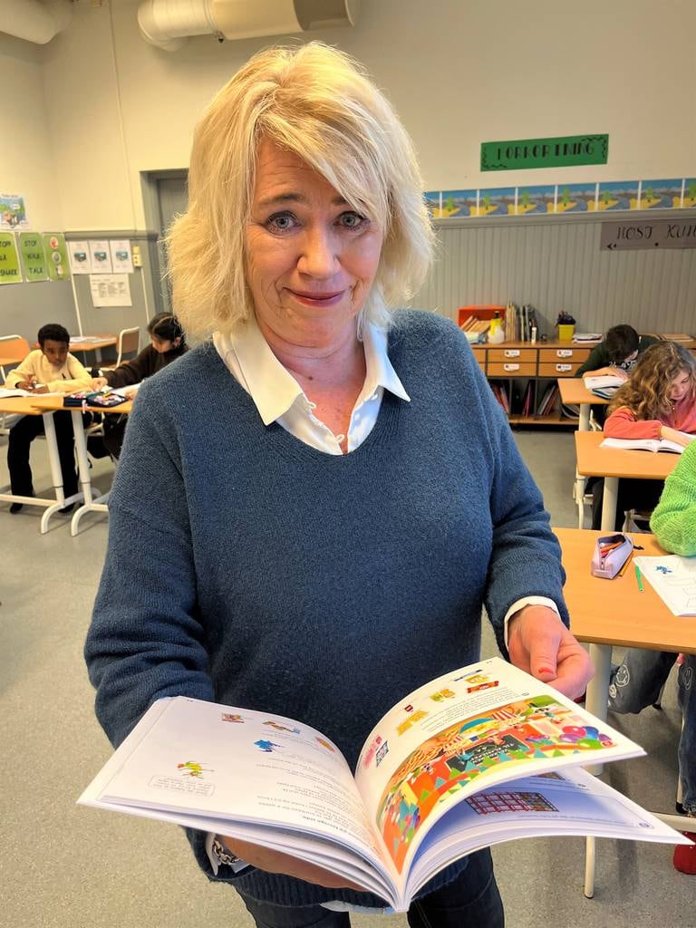 Lærer Britt Bye Hansen opplever at analoge lærebøker har gjort matematikkundervisningen til en helt ny verden i klasse 4A.