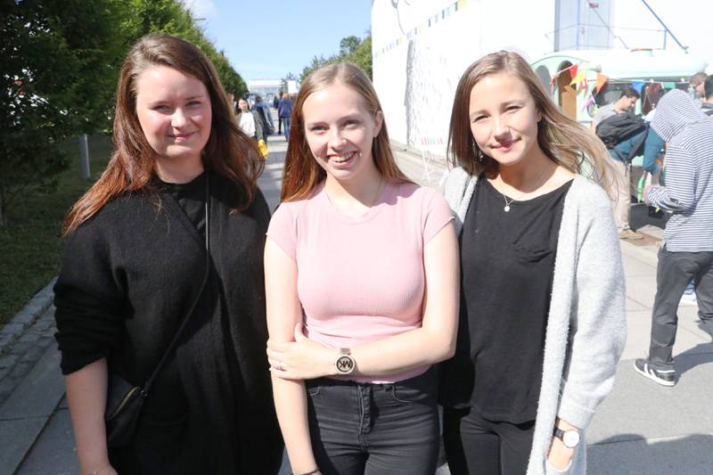 Karina Frøiland, Marie Kvindesland og Malin Hognstad skal begynne å studere henholdsvis grunnskolelærer, engelsk og sosiologi på UiS. Foto: Pål Karstensen.