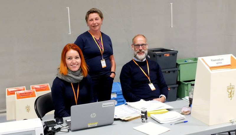 SIKRER RESULTATET: Maja Malm, Ann Magritt Bekink og Steinar Valset i stemmestyret regner med å bruke rundt to timer på opptelling etter at valglokalet stenger kl. 21.
