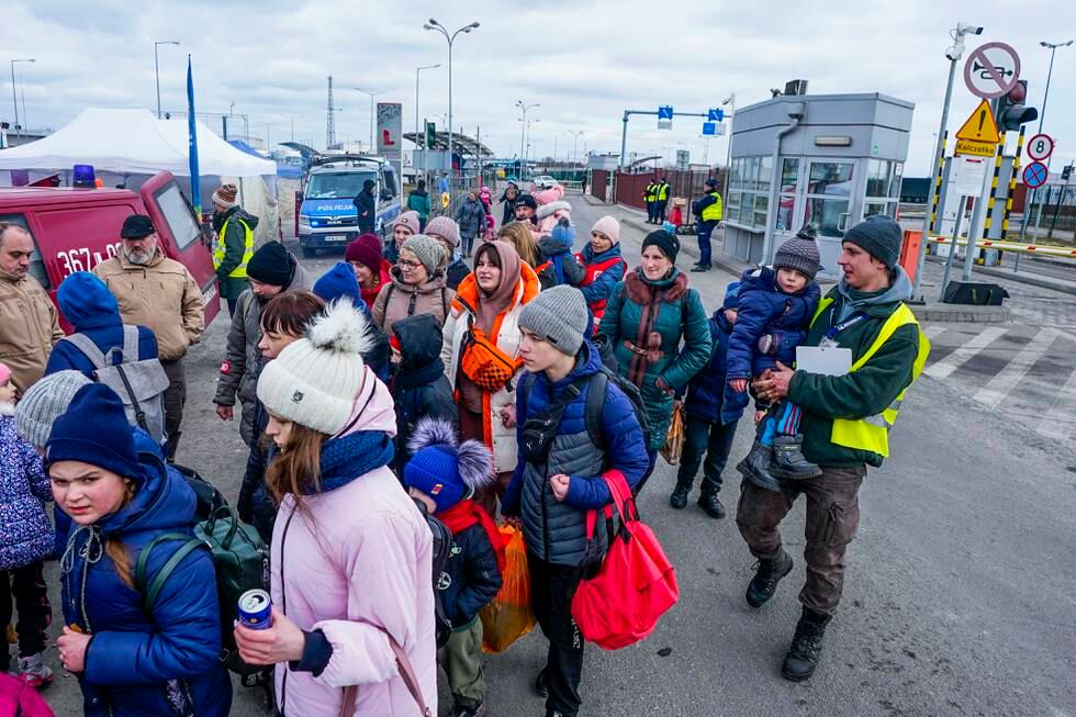 Flyktninger fra Ukraina ankommer til fots over grensa ved Dorohusk i Polen. Foto: Lise Åserud / NTB