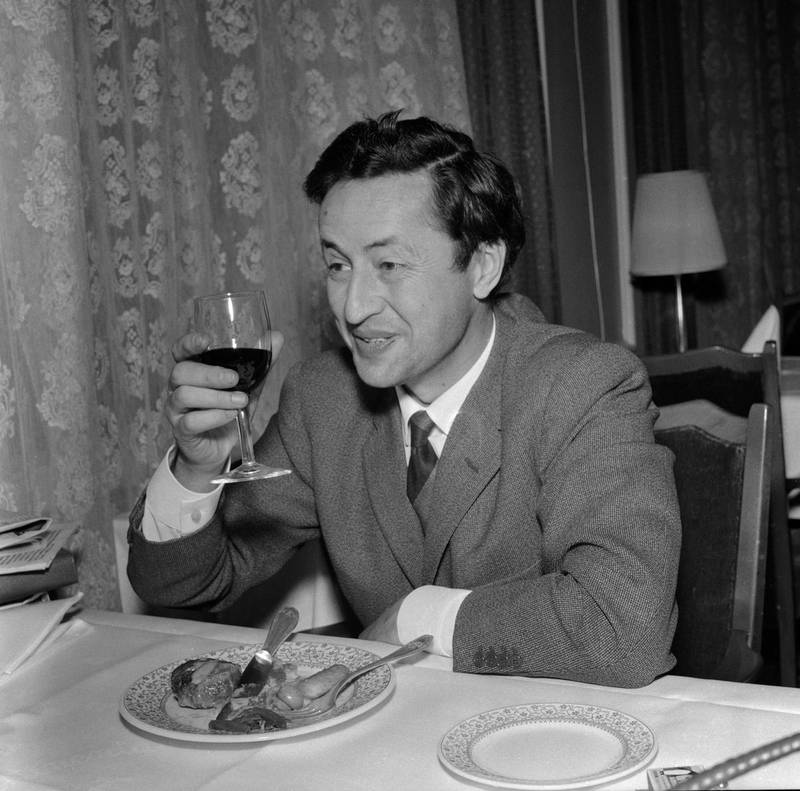 OSLO 19611207; Jens Bjørneboe (1920-1976). Forfatter Jens Bjørneboe skåler i vin og hygger seg på en restaurant i Oslo. 
FOTO: NTB / NTB



 