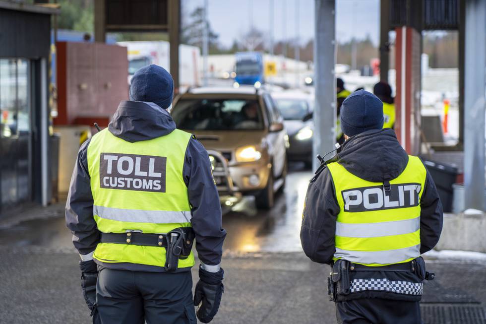 Svinesund 20211203. 
Politi og toll overvåker trafikken inn fra Sverige. Det var fredag formiddag køer ved grensestasjonen på Svinesund ettersom alle reisende må teste seg for koronavirus og omikronsmitte ved innreise.
Foto: Ole Berg-Rusten / NTB