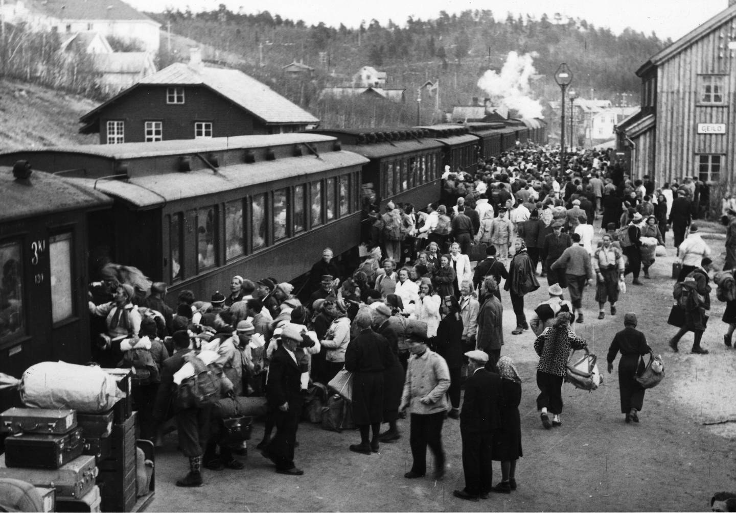 Tog har til tider vært et veldig populært framkomstmiddel i Norge. Det viser med all tydelighet dette overbefolkede bildet fra Geilo stasjon, tatt ved påsketider rundt 1950.