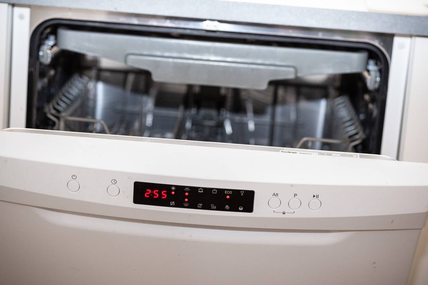 Det kan være fristende å våkne til en ren oppvaskmaskin. Men selv oppvaskmaskinen kan begynne å brenne i løpet av natten.