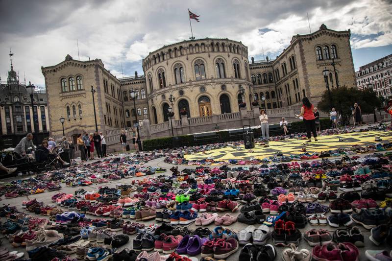 Debatten om Norge skal hente ut barn i flyktningleiren Moria har rast i flere måneder. I slutten av mai kom regjeringspartiene omsider til enighet. Norge vil hente ut asylsøkere, på én betingelse: At 8 til 10 andre land gjør det først. Dét synes ikke Ressursgruppa er godt nok.