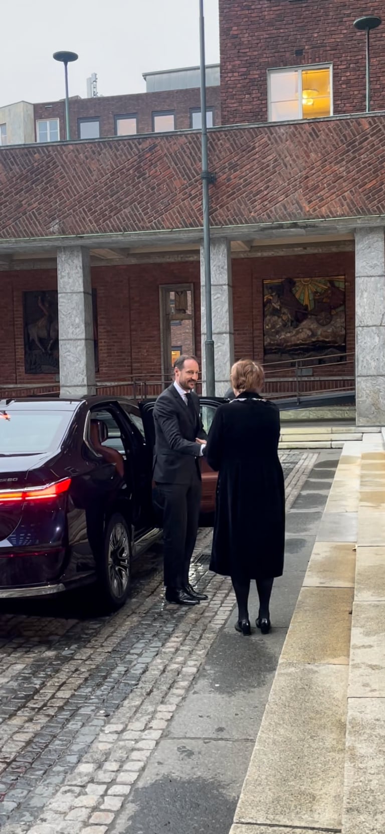 Kronprins Haakon ankommer Shabana Rehmans gravferd.