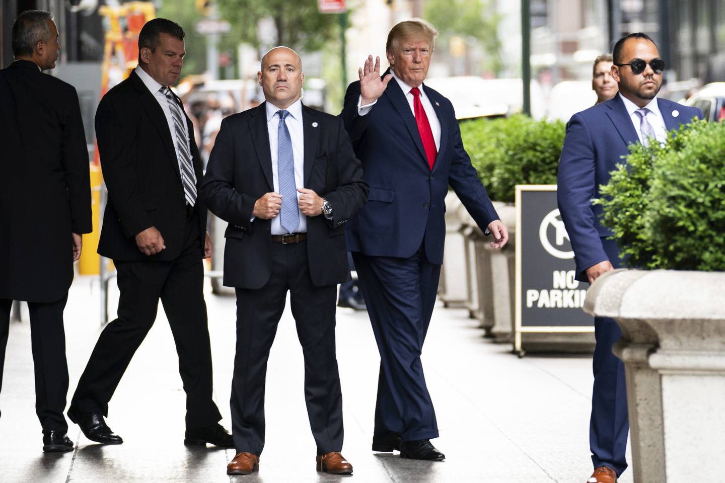 Donald Trump vinket til fotografene før han forlot Trump Tower for å avgi en vitneforklaring under ed til New Yorks øverste justismyndighet. Foto: Julia Nikhinson / AP / NTB
