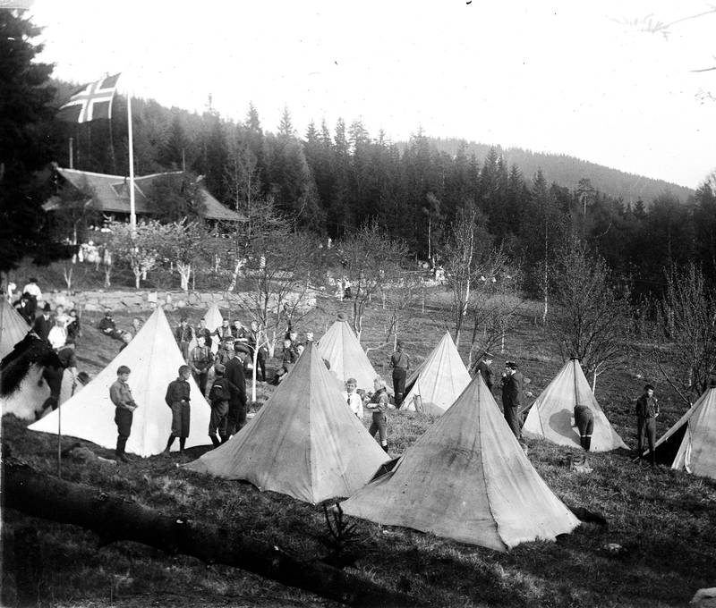 Speiderleir ved Rønningen pensjonat og kafé i Myrerskogveien 52 B på Kjelsås i 1917.