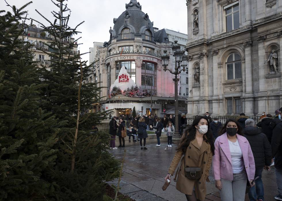 Både innbyggere og turister i Paris er fra og med fredag pålagt å ha på munnbind utendørs. Foto: Rafael Yaghobzadeh / AP / NTB