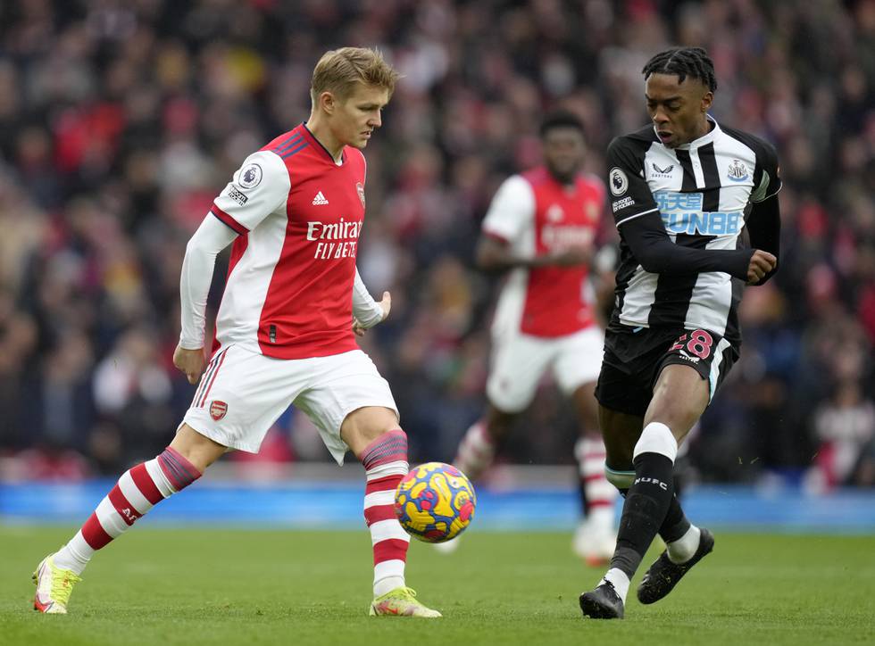 Arsenals Martin Ødegaard i duell med Joe Willock. Foto: Kirsty Wigglesworth / AP / NTB