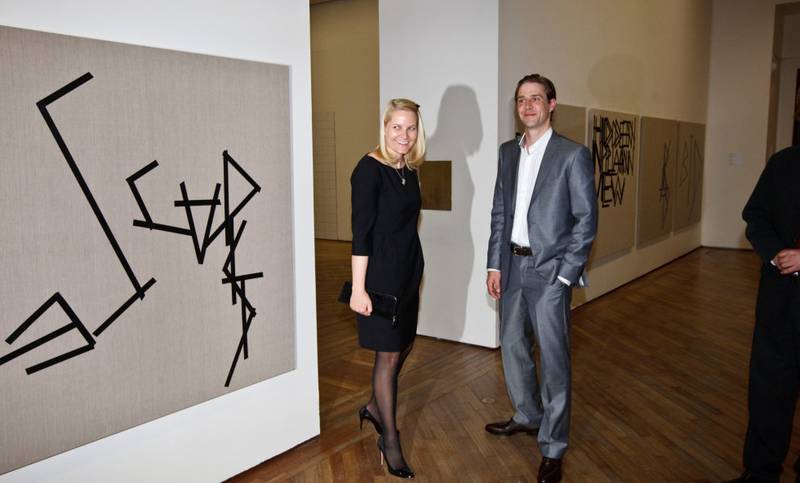 Matias Faldbakken med kronprinsesse Mette-Marit under åpningen av Faldbakkens soloutstilling «Shocked Into Abstraction» på Museet for samtidskunst 2009.