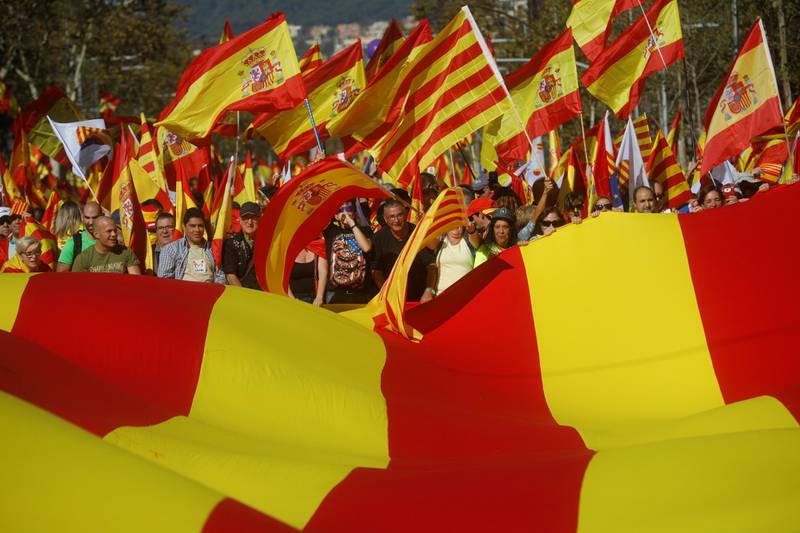 Innbyggere som vil bli i Spania følte seg overkjørt av uavhengighetsforkjempere, og ville vise at de også var mange. De holdt to store markeringer i oktober og november i Barcelona.