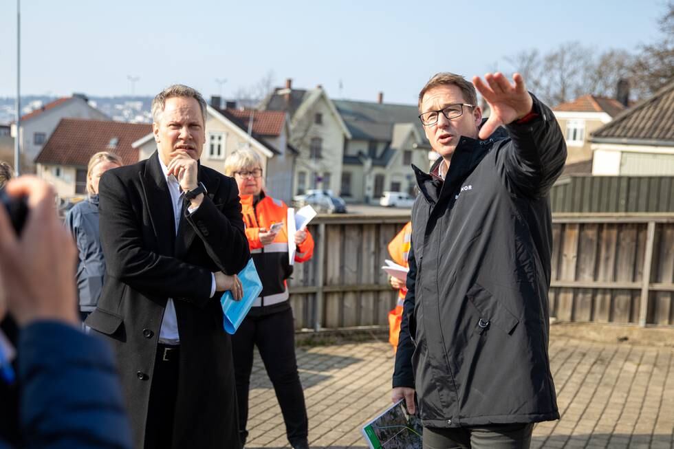 Samferdselsminister Jon-Ivar Nygård (til venstre) fikk en orientering om jernbaneutbyggingen av Moss tirsdag av blant annet Eirik Harding Hansen, Bane NORs prosjektsjef.