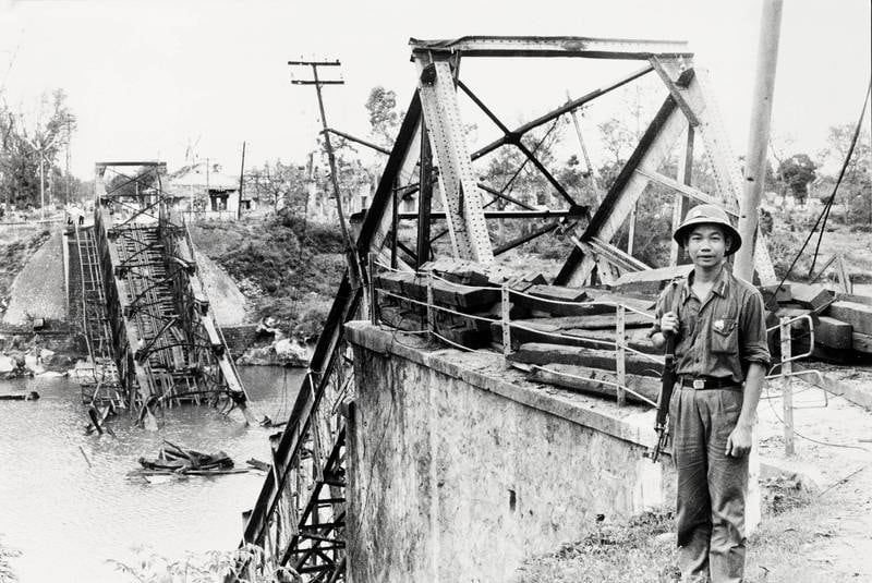 1979: Over denne brua i Lang Son i Vietnam gikk den viktige jernbaneforbindelsen til Kina. Brua ble ødelagt under krigen mot kineserne for to år siden, bildet ble tatt like etter ødeleggelsen, men forbindelsen er ennå ikke gjenopprettet. FOTO: Erik Sagflaat
