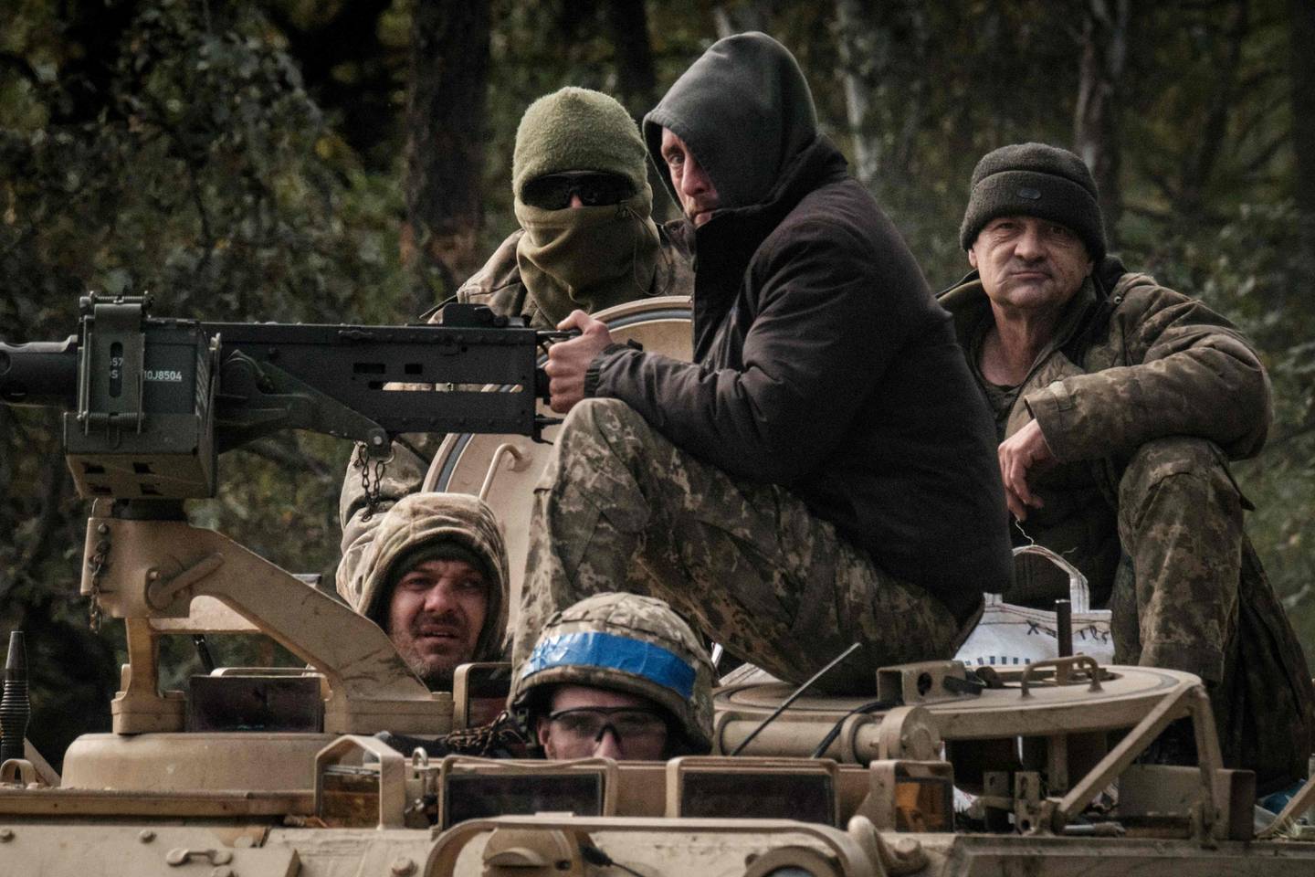 Ukraina har framgang på slagmarken. Her er ukrainske soldater ved byen Lyman i Donetsk fylke, som nylig ble gjenerobret av ukrainske styrker.