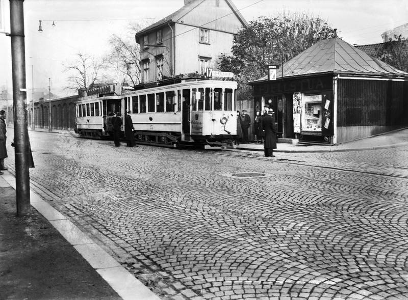 I 1900 fikk Rodeløkka trikkeforbindelse. Sporet tok av fra Trondheimsveien ved Helgesens gate og gikk gjennom Rathkes gate til Verksgata og Københavngata og videre til Dælenenggata hvor den snudde. Linja ble nedlagt i 1949, men gjenoppsto med ny trasé 1955–61. Foto fra 1939.