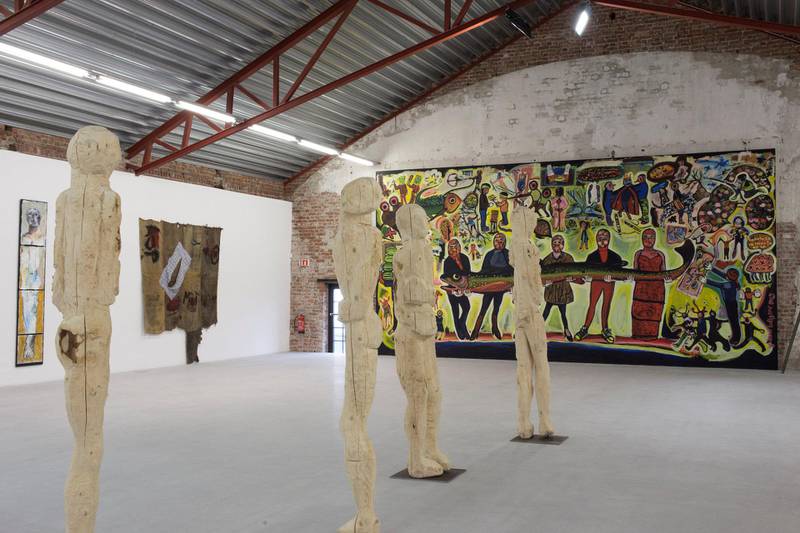 Afrika er et stort kontinent, og det understrekes ettertrykkelig av Yassine Balbziouis store maleri på endeveggen i Vestfossen Kunstlaboratorium, som måler cirka ni meter i bredden. Sadikou Oukpedjos skulpturer (i forgrunnen) er også laget på stedet.