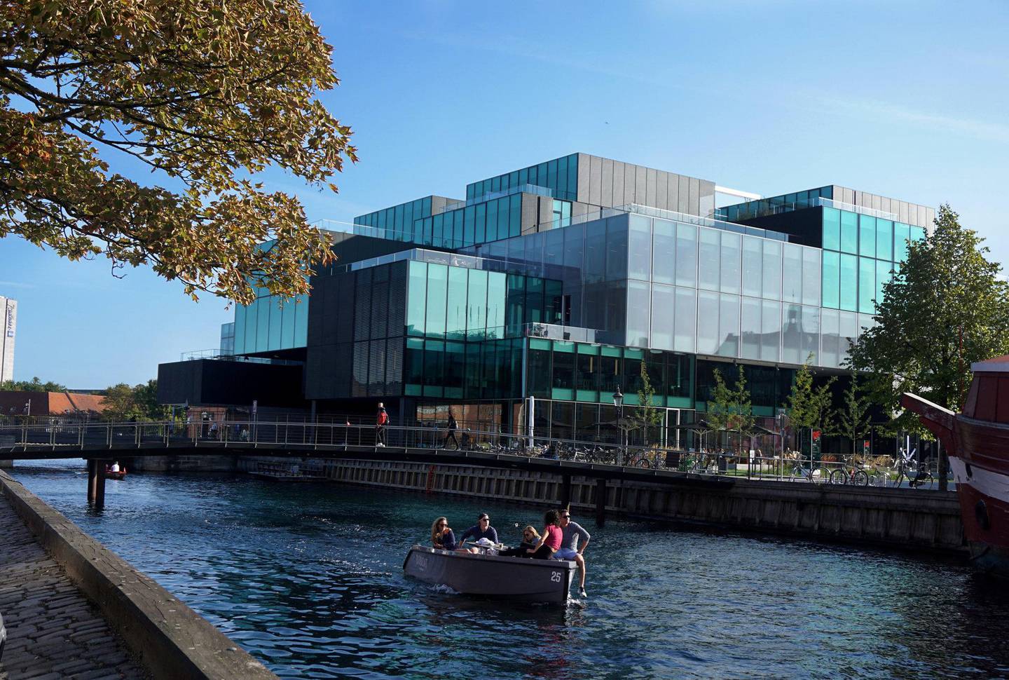 Nye BLOX, som huser Dansk Arkitektursenter, er både blitt hyllet og kalt et «misfoster» av danske medier.