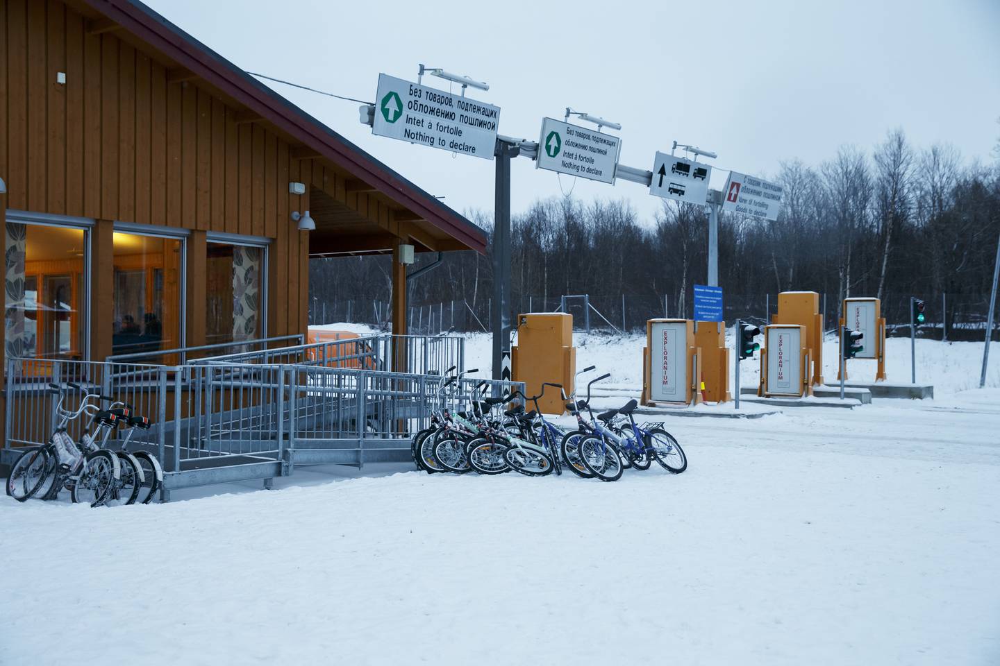 Grenseovergangen til Russland her på Storskog i Kirkenes ligger kun 15 mil i luftlinje fra den eneste åpne finske grenseovergangen til Russland. På bildet ser vi sykler som ble brukt av asylsøkere til å passeren den norsk-russiske grensen i 2015.