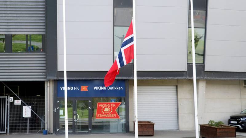 Utenfor SR-Bank Arena og Vikings kontorer ble det flagget på halv stang torsdag. Foto: Pål Karstensen