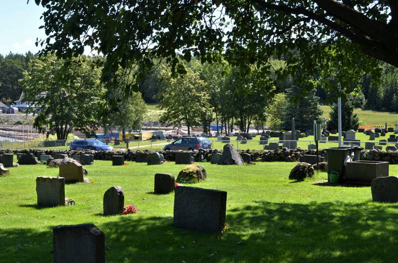 Med fylkesvei gjennom kirkegården har kapasiteten i mange år blitt begrenset. Når gravfølge skal over til den østre delen blir Haldenveien sperret.