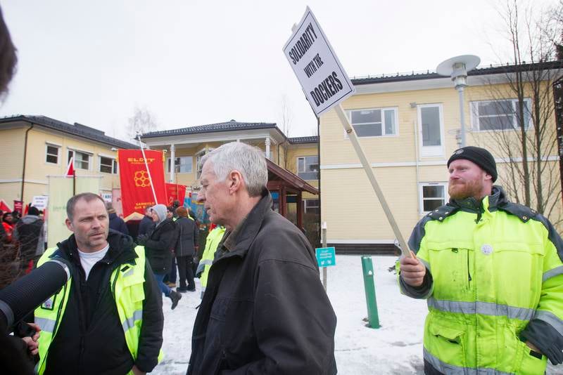 RASTE: Havnearbeider Roar Langaard (t.v.), som mister jobben på grunn av omstillingen, var ikke nådig mot styreleder i Oslo Havn KF, Bernt Stilluf Karlsen (i midten). FOTO: ARNE OVE BERGO
