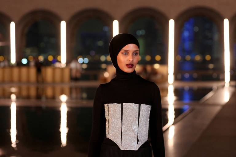 Å kombinere hijab med haute couture er ikke noe problem, hevder Rawdah Mohamed.