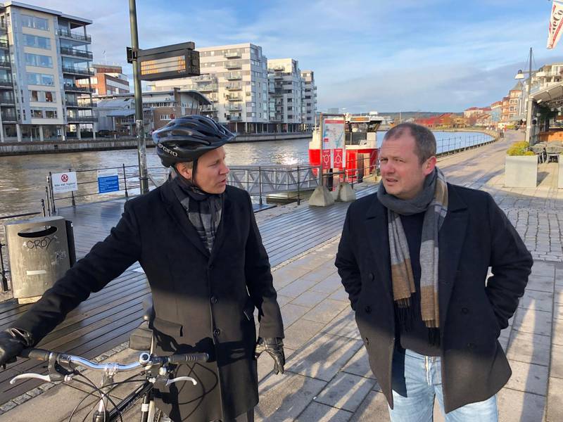 Ordfører Jon-Ivar Nygård (Ap, til venstre) og grunneier Morten Jacobsen på Østkilen 3, i prat etter å ha ankommet sentrum med den nye ferjeruta.