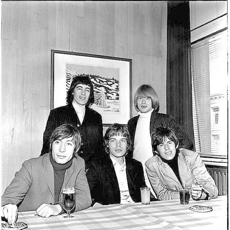 Rolling Stones trygt framme på Hotell Viking: Charlie Watts, Mick Jagger         og Keith Richards foran er alle fortsatt med i gruppa. Bak dem står Brian Jones som døde i 1969, og Bill Wyman som sluttet i 1993.
