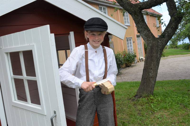 I HOVEDROLLEN: Ellinor Conradi Andersen (12) fra Kråkerøy spiller hovedrollen som Emil, som her for en gangs skyld spikker på en trefigur - utenfor - "Snickerboa" .