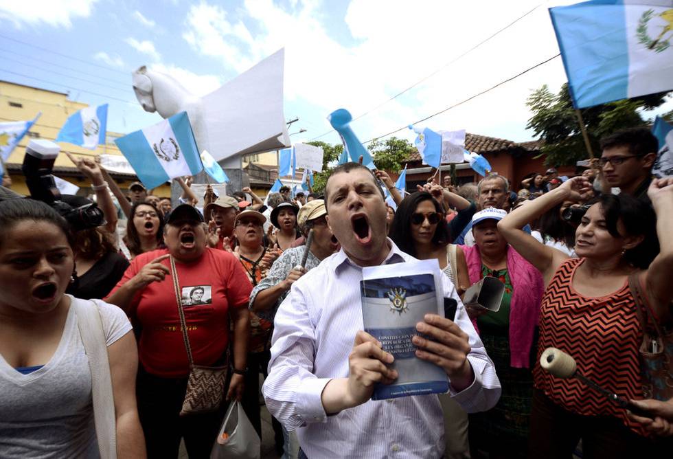 SPENT: Det er dramatiske dager i Guatemala, et land Norge har hatt et sterkt engasjement i over en årrekke. Disse demonstrantene protesterte mot president Jimmy Morales søndag. FOTO: FABRICIO ALONZO/NTB SCANPIX