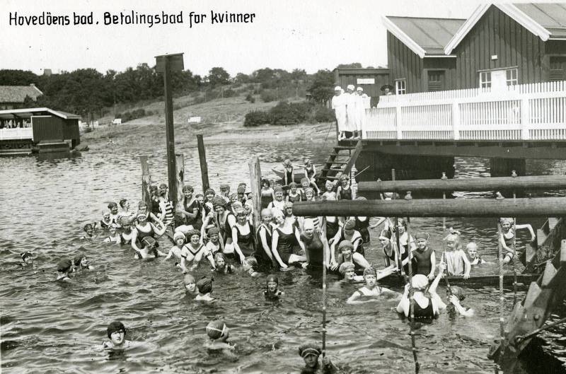 HOVEDØEN: Betalingsbad for kvinner. Da vannkvaliteten i indre havnebasseng ble for dårlig, ble det oppretta betalingsbad og fribad for begge kjønn på Hovedøya, med gratis ferjeforbindelse. Anleggene ble stengt i 1951 på grunn av helsefarlig badevann. FOTO: UKJENT PERSON/OSLO BYARKIV