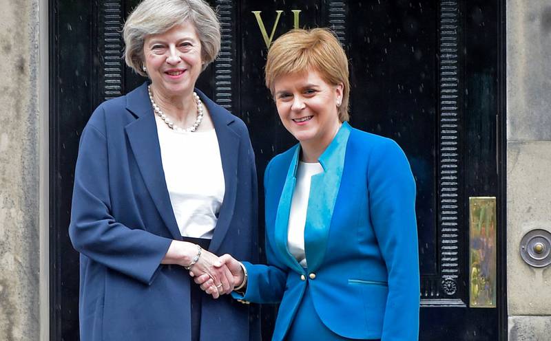 Nicola Sturgeons partifeller i Det skotske nasjonalistpartiet (SNP) vil stemme mot brexit i dag. Sturgeon (t.h) krever at statsminister Theresa May tar hensyn til Skottland i brexit-spørsmålet. Her fra et møte i fjor.