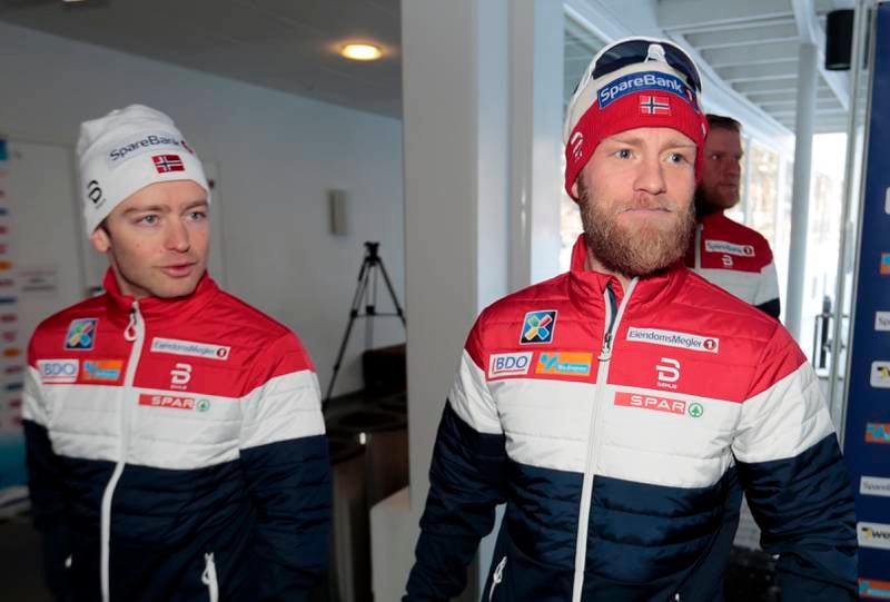 Martin Johnsrud Sundby og Sjur Røthe (t.v.) på vei til pressemøtet fredag.