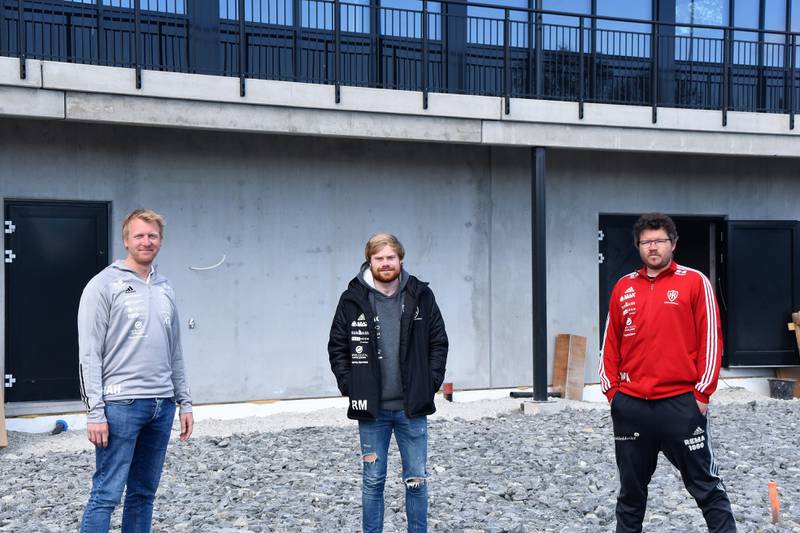 Hans Arne Haga, Rasmus Martinsen og Nils Petter Aarrestad foran det nye klubbhuset. Foto: Kristoffer Knutsen