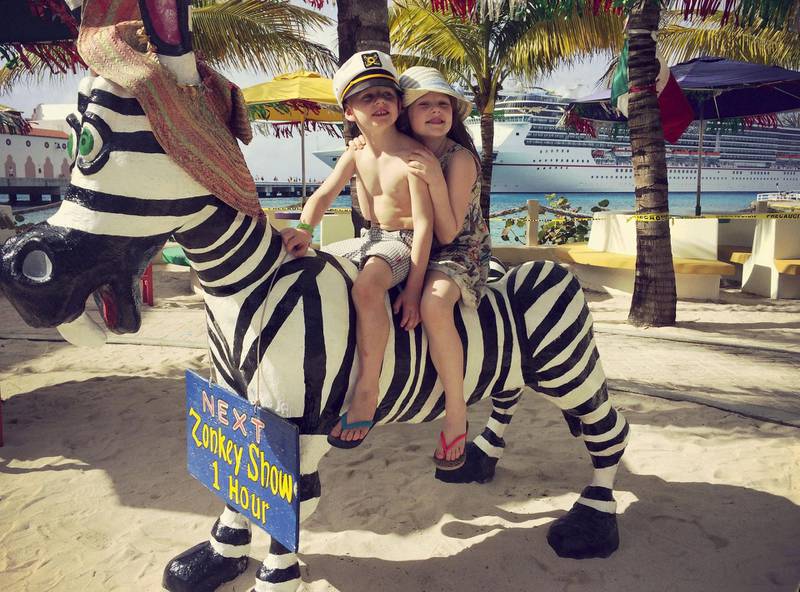 Noel og Olette Fredheim Pettersen var på cruise med foreldre og besteforeldre i juleferien. Her er de i Mexico.